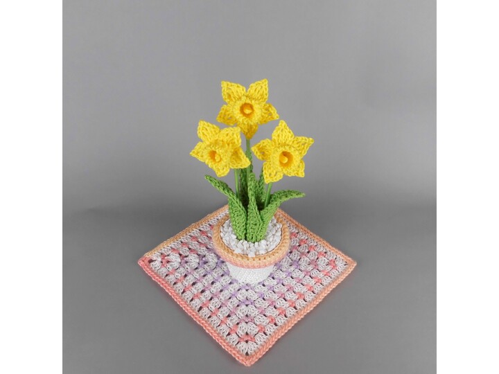 Crochet daffodils in a pot spring decor pattern