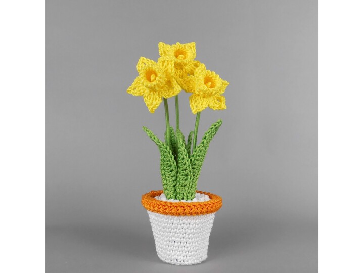 Crochet daffodils in a pot spring decor pattern