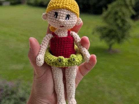 Häkelanleitung: Badepuppe Kiki mit niedlichem Frosch-Schwimmring