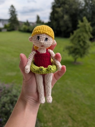 Häkelanleitung: Badepuppe Kiki mit niedlichem Frosch-Schwimmring