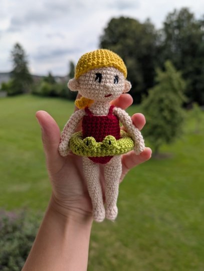 Häkelanleitung: Badepuppe Kiki mit niedlichem Frosch-Schwimmring