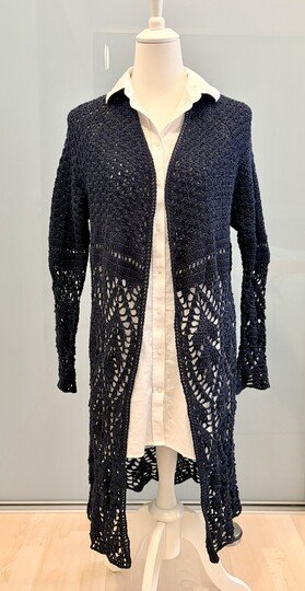 Gehäkelte Jacke mit Raglanärmeln und Blattmuster