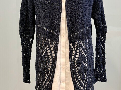 Gehäkelte Jacke mit Raglanärmeln und Blattmuster