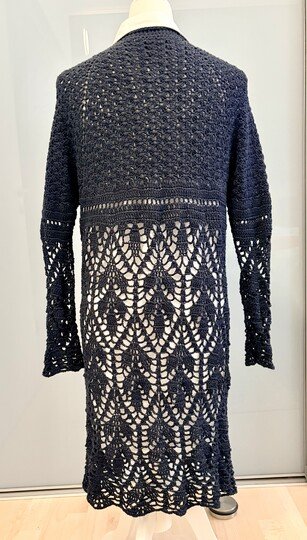 Gehäkelte Jacke mit Raglanärmeln und Blattmuster