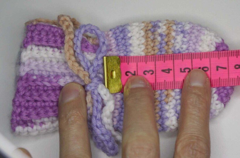 Häkelanleitung für süße Baby-Fäustlinge zum Binden