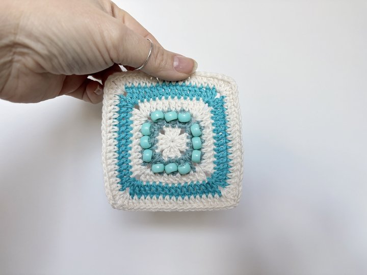 Solid Granny Square mit Perlen, Grandma Square häkeln, Fidget Quadrat