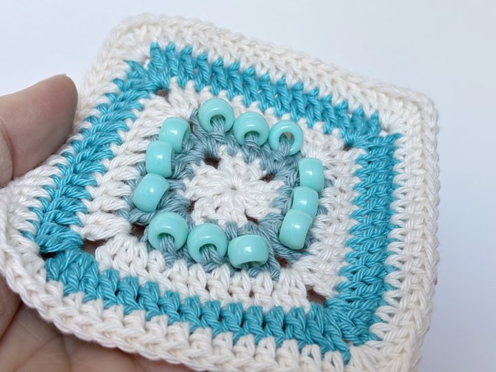 Solid Granny Square mit Perlen, Grandma Square häkeln, Fidget Quadrat