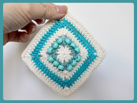 Solid Granny Square mit Perlen, Grandma Square häkeln, Fidget Quadrat