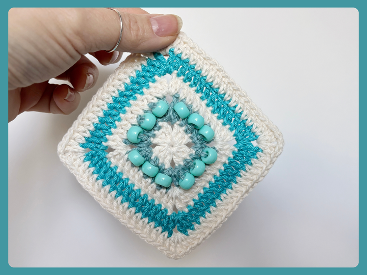 Solid Granny Square mit Perlen, Grandma Square häkeln, Fidget Quadrat