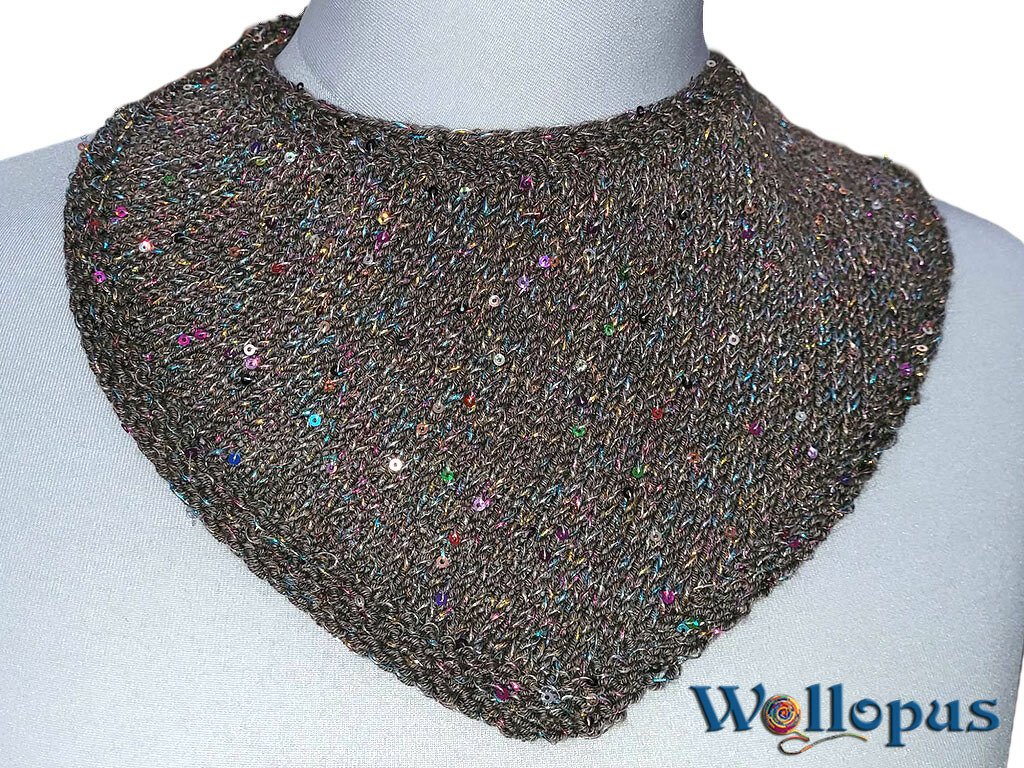 Gestricktes Dreieckstuch dunkelbraun mit bunten Pailletten auf Büste