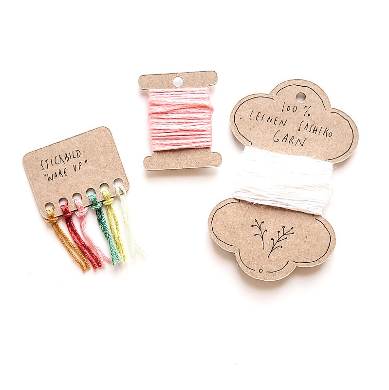 Drei Pappkarten mit Sashiko- und Stickgarnproben in Pastellfarben auf weißem Hintergrund