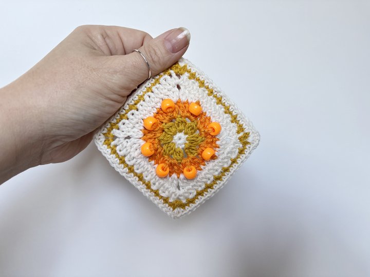 Sunburst Granny Square mit Perlen | Sonnen Häkelquadrat | Fidget Quadrat