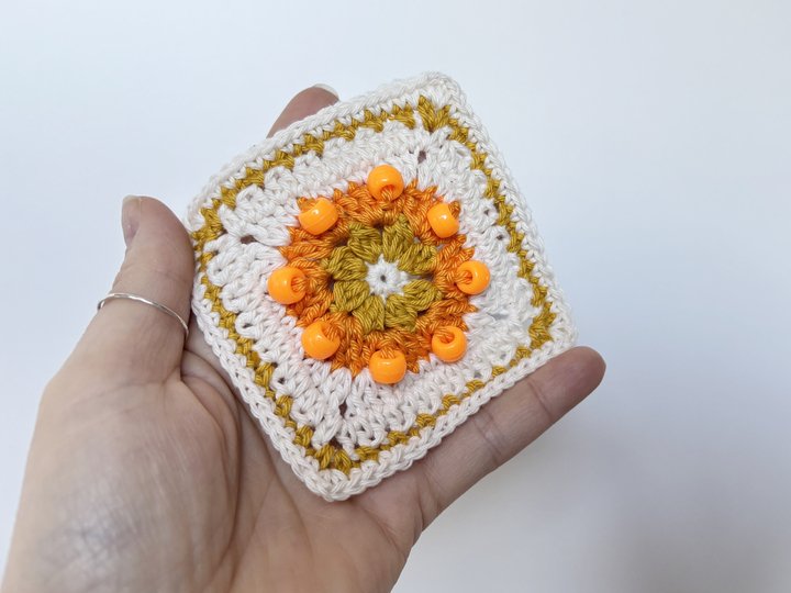 Sunburst Granny Square mit Perlen | Sonnen Häkelquadrat | Fidget Quadrat