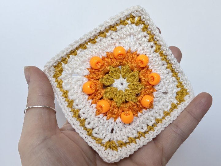 Sunburst Granny Square mit Perlen | Sonnen Häkelquadrat | Fidget Quadrat