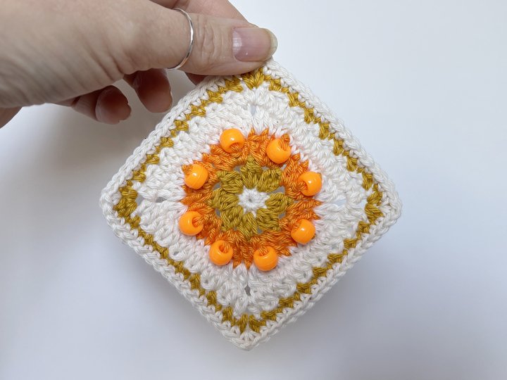 Sunburst Granny Square mit Perlen | Sonnen Häkelquadrat | Fidget Quadrat