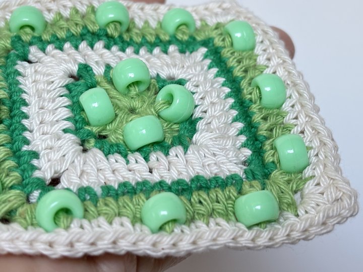 geometrisches Granny Square mit Perlen | modernes Fidget Häkelquadrat | PDF