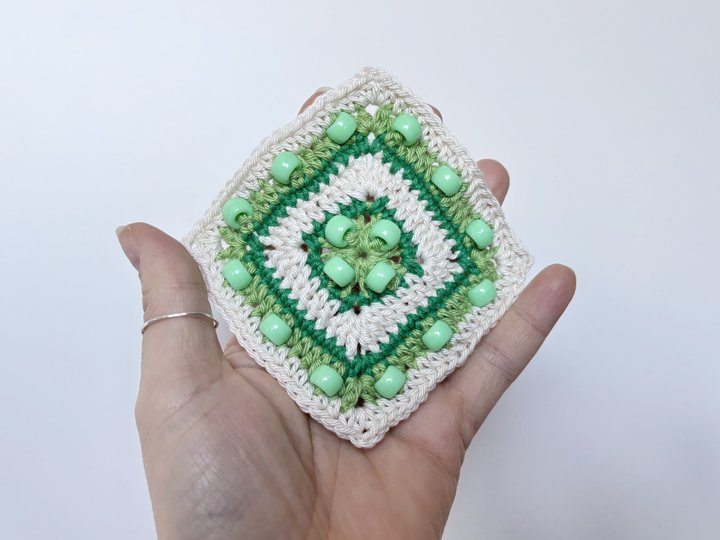 geometrisches Granny Square mit Perlen | modernes Fidget Häkelquadrat | PDF