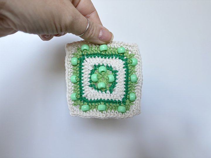geometrisches Granny Square mit Perlen | modernes Fidget Häkelquadrat | PDF