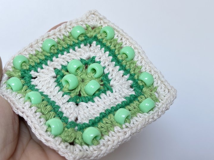 geometrisches Granny Square mit Perlen | modernes Fidget Häkelquadrat | PDF