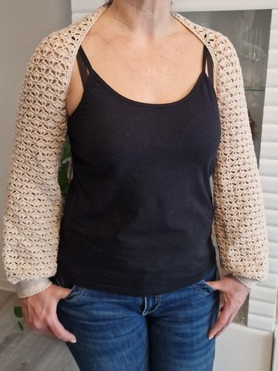 Häkelanleitung für das Schulterjäckchen "Fame"