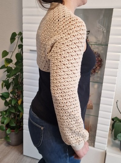 Häkelanleitung für das Schulterjäckchen "Fame"