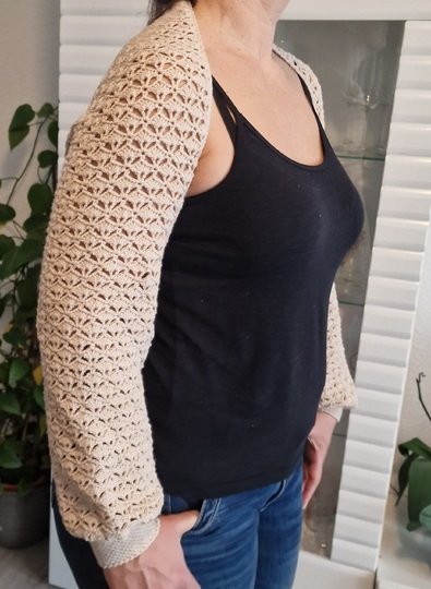 Häkelanleitung für das Schulterjäckchen "Fame"