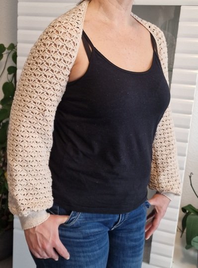 Häkelanleitung für das Schulterjäckchen "Fame"