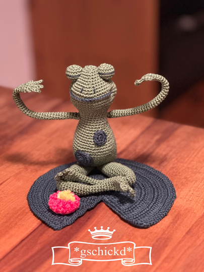 Yoga Frog Crochet Pattern – Amigurumi with Wire Structure (PDF)