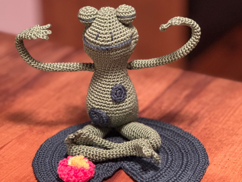 Yoga Frog Crochet Pattern – Amigurumi with Wire Structure (PDF)