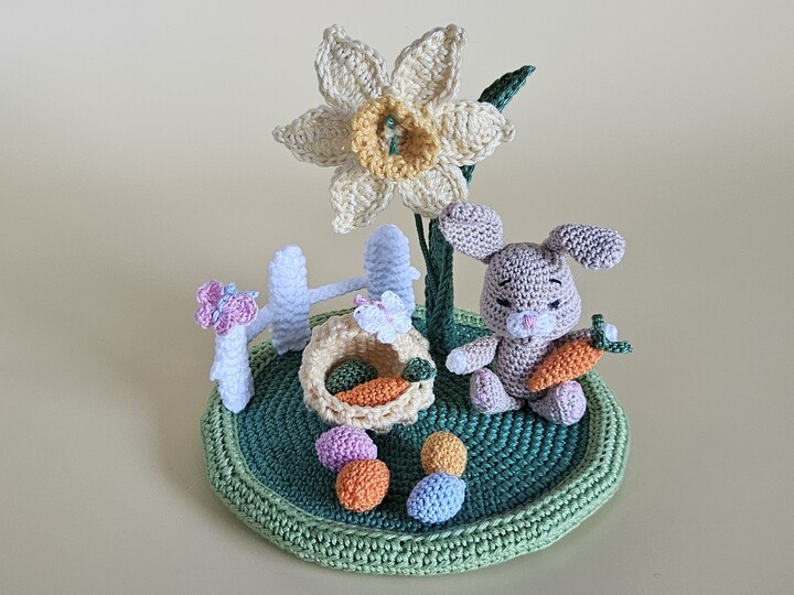 Häkelanleitung Osterwiese – Hase, Ostereier & Narzisse als Frühlingsdeko