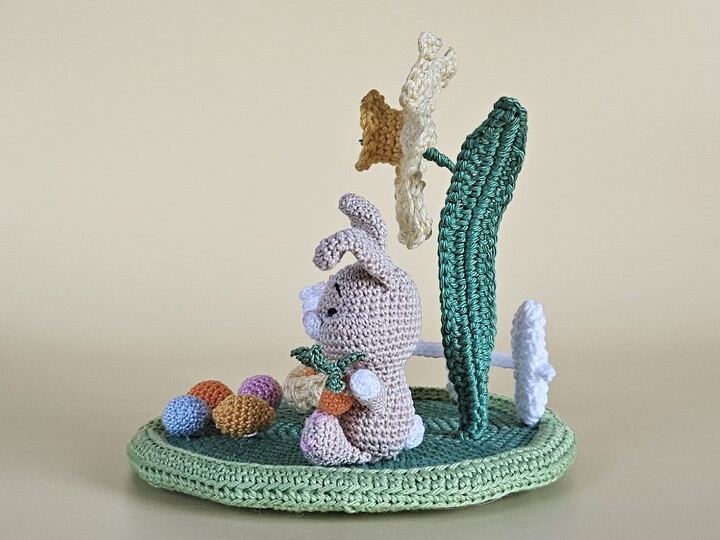 Häkelanleitung Osterwiese – Hase, Ostereier & Narzisse als Frühlingsdeko