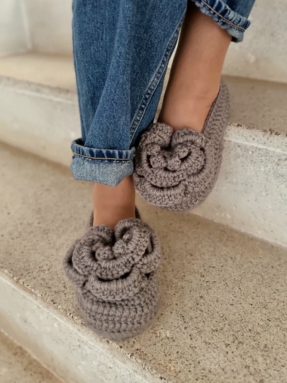 S13 Häkelanleitung für warme Hausschuhe mit doppelter Sohle. Orchidee