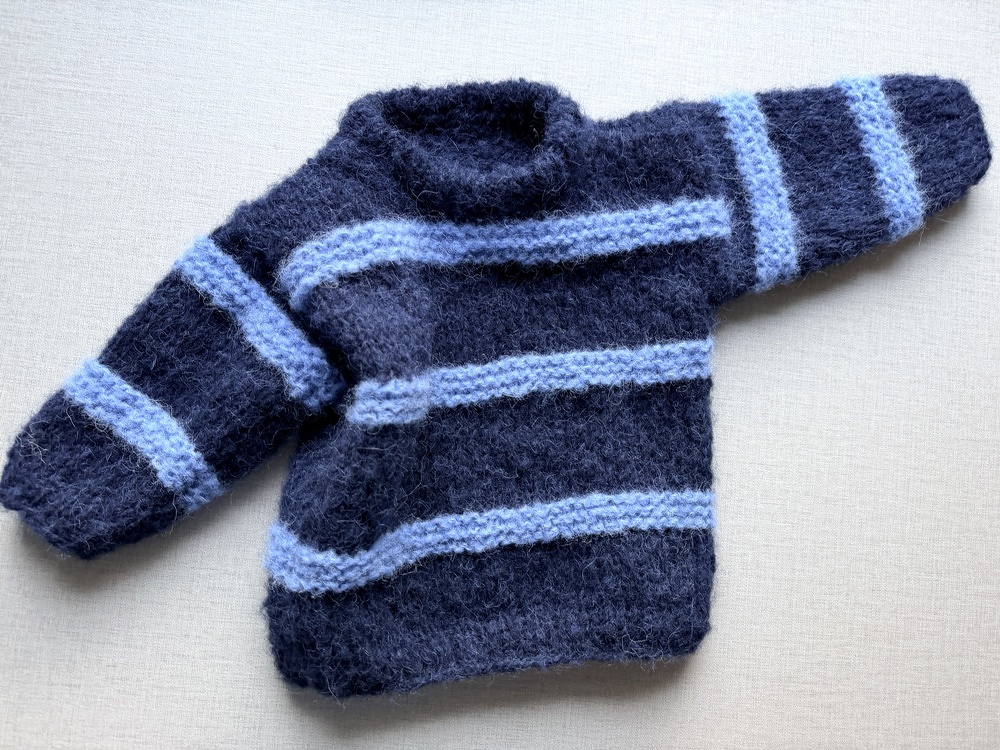 Kinderpullover Caia – Strickanleitung Gr. 62–98 | klassischer Streifenpulli