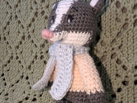 Häkelanleitung: Winterlicher Dachs mit extra langem Kuschelschal