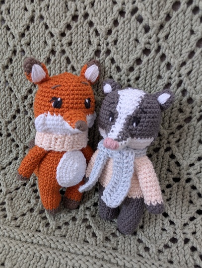 Häkelanleitung: Winterlicher Dachs mit extra langem Kuschelschal