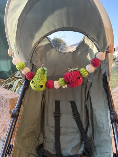 gehäkelte Kinderwagenkette mit Apfel und Birne