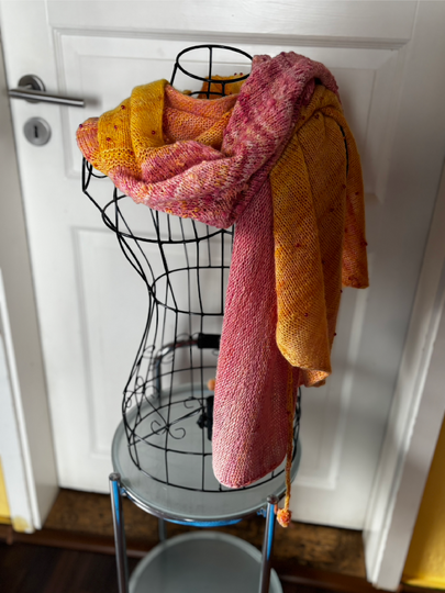 Serotonin - a shawl in a special way