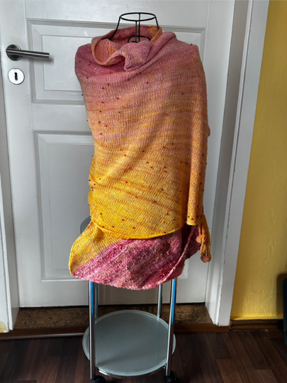 Serotonin - a shawl in a special way