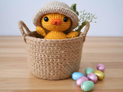 Chick with hat crochet pattern