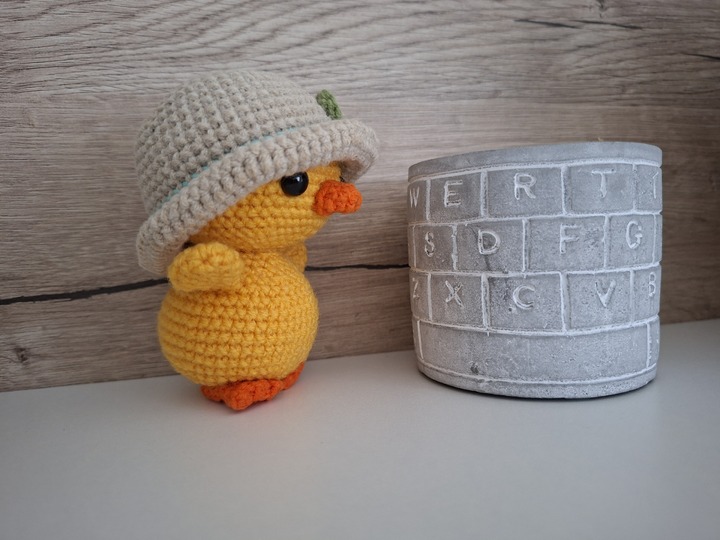 Chick with hat crochet pattern
