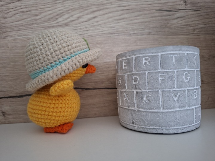 Chick with hat crochet pattern