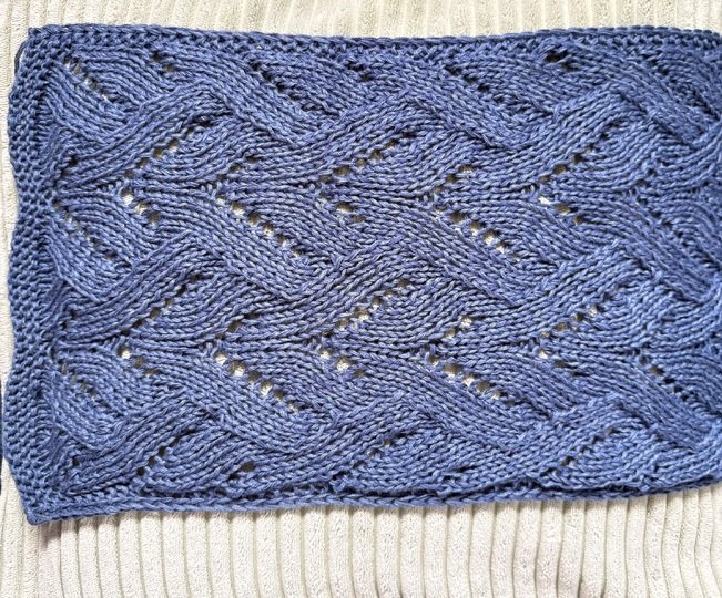 Anethra - eleganter Schal oder Stola im Wellenmuster, Stulpen, ohne Zöpfe