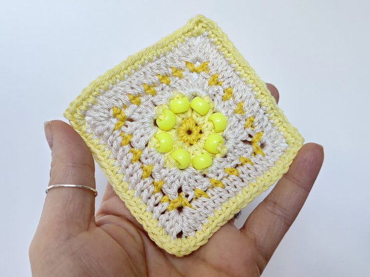 Strahlende Sonne Granny Square mit Perlen | Häkelquadrat | Fidget Quadrat