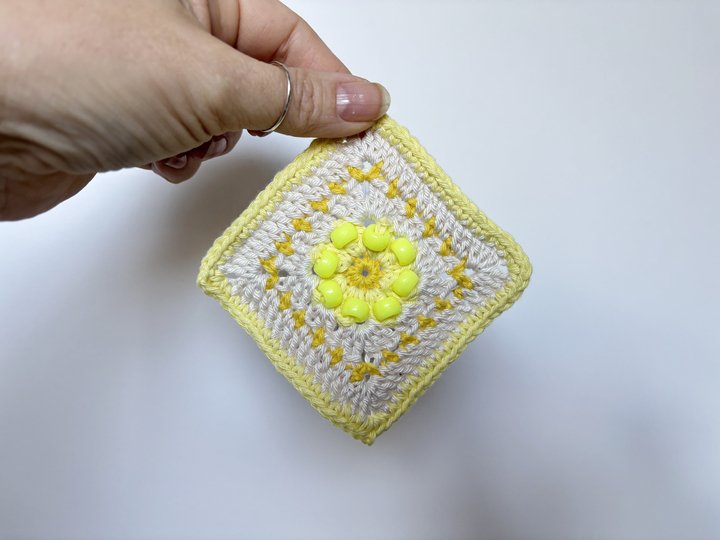 Strahlende Sonne Granny Square mit Perlen | Häkelquadrat | Fidget Quadrat