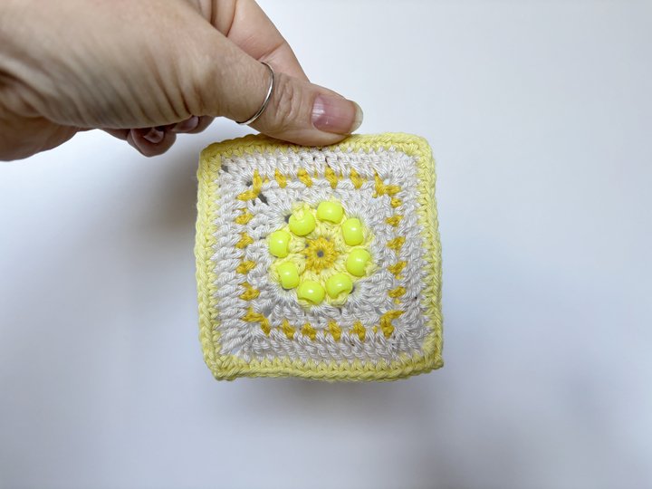 Strahlende Sonne Granny Square mit Perlen | Häkelquadrat | Fidget Quadrat