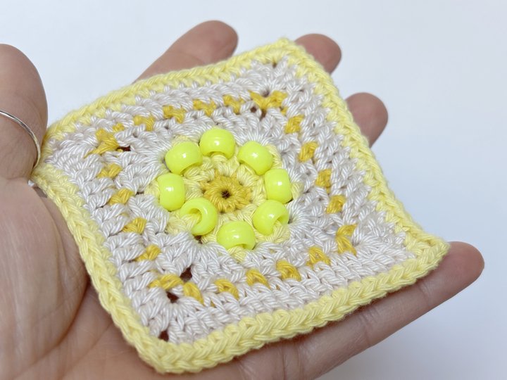 Strahlende Sonne Granny Square mit Perlen | Häkelquadrat | Fidget Quadrat