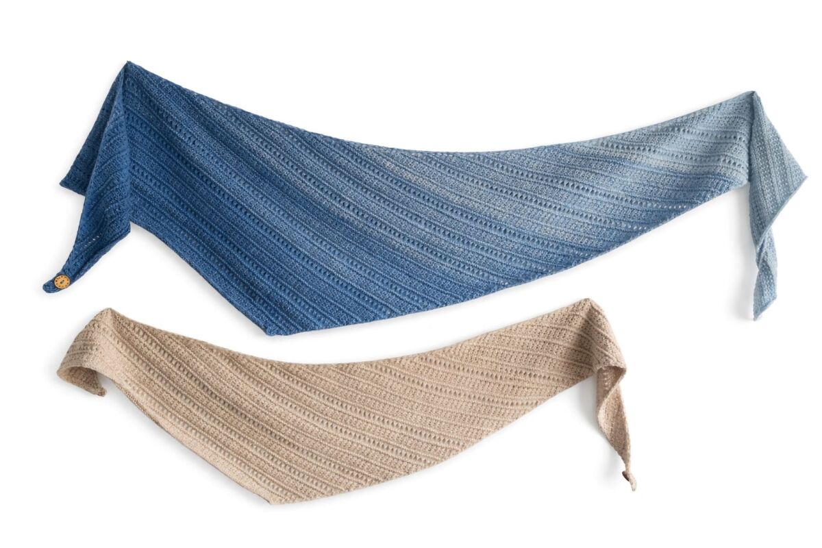 Zwei gestrickte Dreieckstücher, eines blau mit Knopf am Zipfel, eines hellbeige, beide mit diagonalem Strukturmuster
