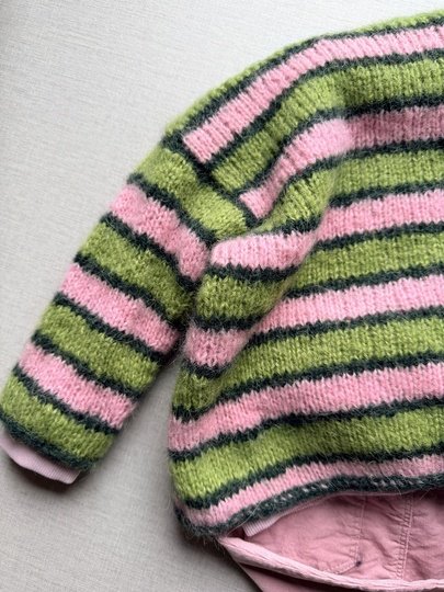 Zeitloser Cardigan mit durchgehendem I-Cord-Rand – Top-Down gestrickt