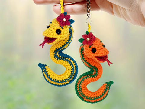 Crochet pattern Snake Keychain with Flower. Amigurumi Little Snake.