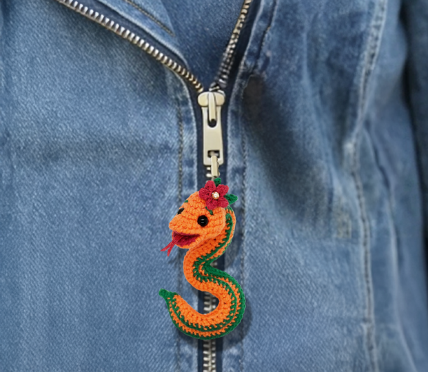 Crochet pattern Snake Keychain with Flower. Amigurumi Little Snake.